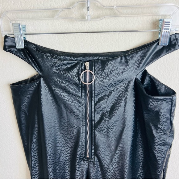 Black Faux Leather Wet Look Crop Top & Cut Out Side O Ring Zipper Pants Set - Picture 6 of 12